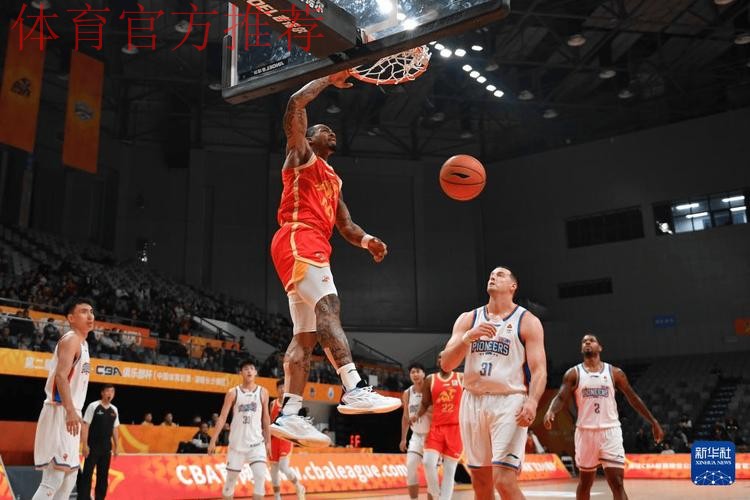 组图：CBA俱乐部杯广厦击败天津 塔克飞身暴扣