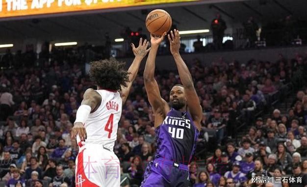 申京突破被切球失误出界，火箭还剩3分钟落后国王10分